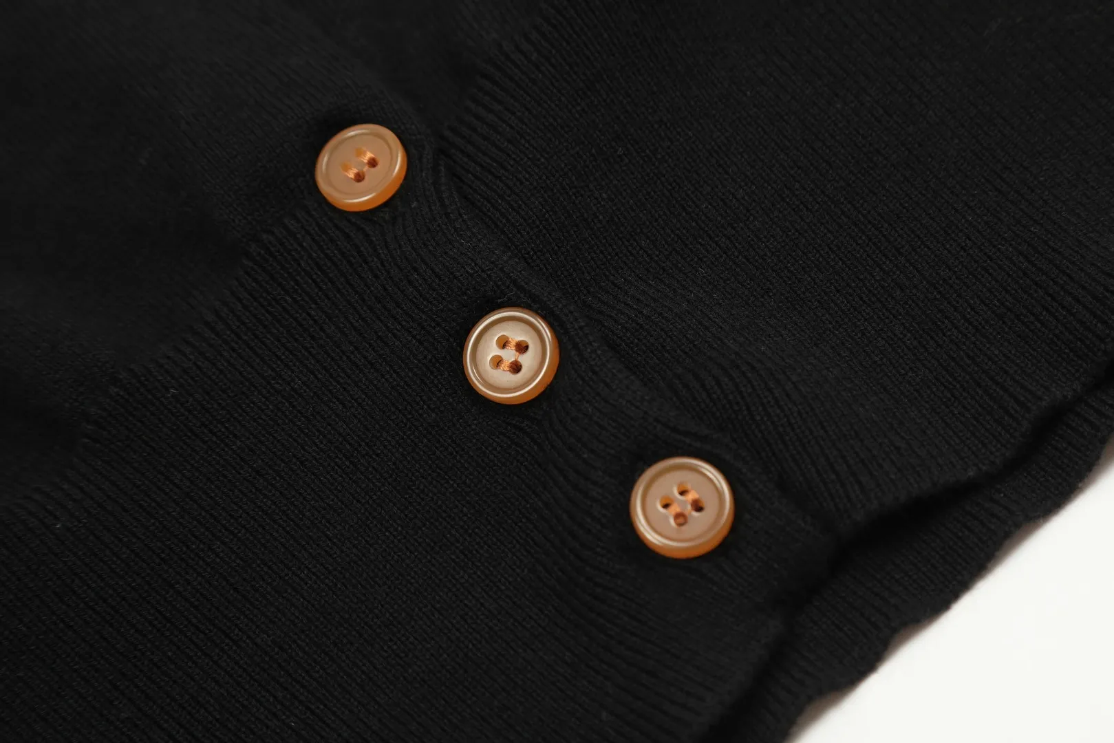 VIVI115 # vivienne west wood Vivienne classic knitted sweater wool cardigan 2024 autumn latest style Exclusive and highest quality on the entire network Order with confidence - 🧩 15% merino cotton wool 85% wool blend 🧩Correct Italian 🇮🇹100% wool washed wheat logo 🧩Original purchase, real mold opening 🧩Original purchase records and comparison pictures can be provided. Place your order with confidence. 🧩Instant sale of all Taobao 300+ versions. The purchasing quality is excellent. It is definitely not a copywriter party. It is a real good product. The real product far exceeds the budget. Size: S -M- L. Color: black, white, light green, purple, apricot.